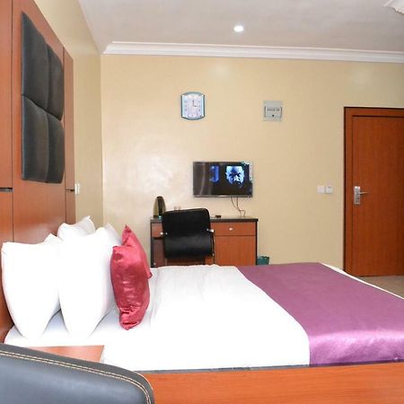 Limoh Suites Benin City Esterno foto
