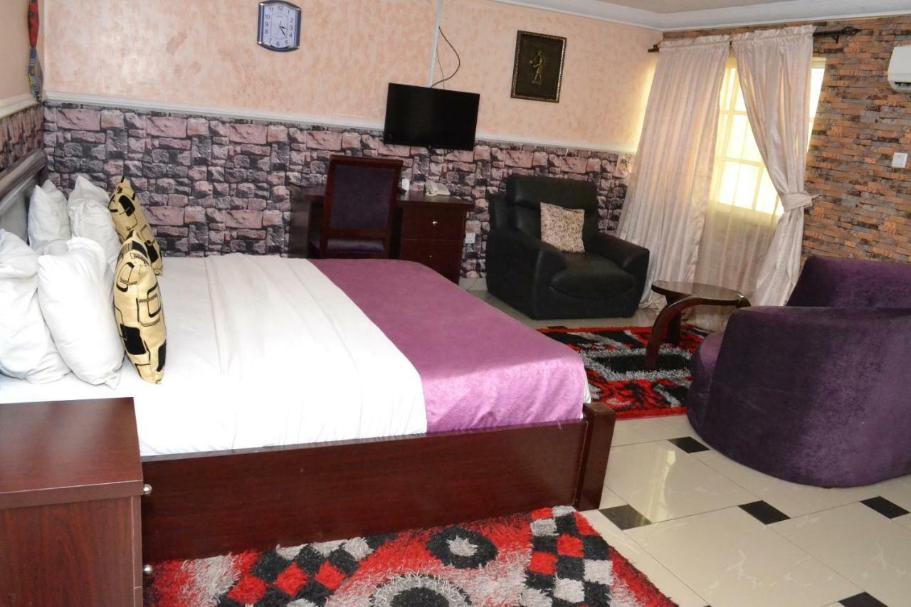 Limoh Suites Benin City Esterno foto