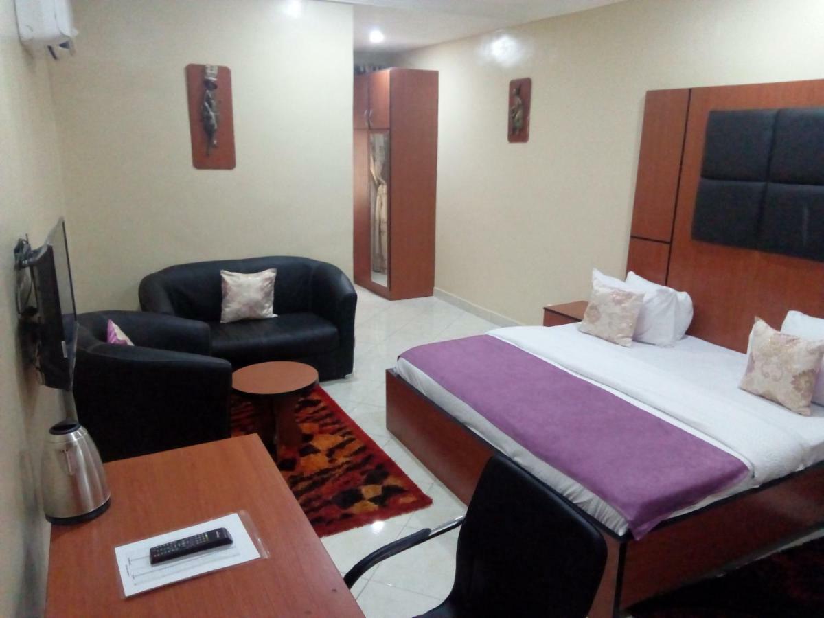 Limoh Suites Benin City Esterno foto
