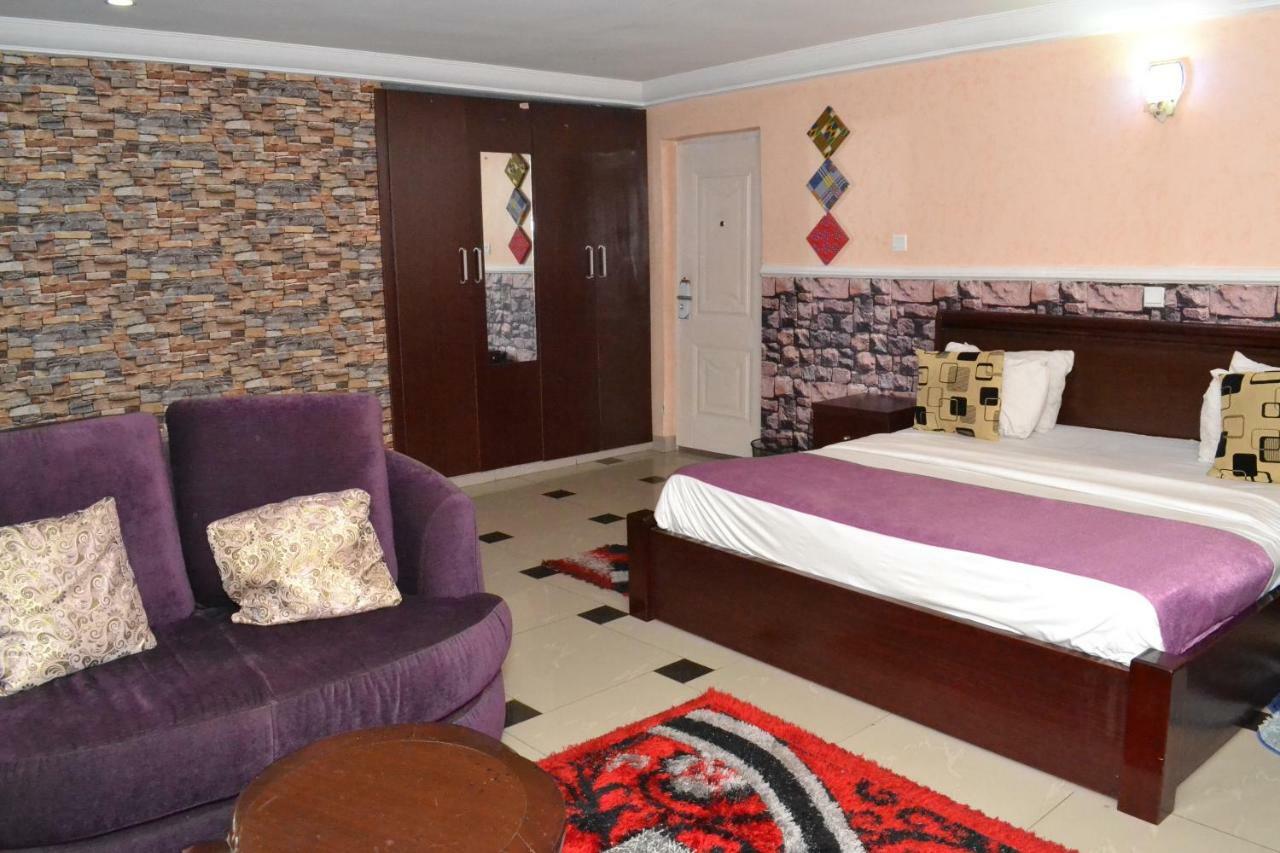 Limoh Suites Benin City Esterno foto