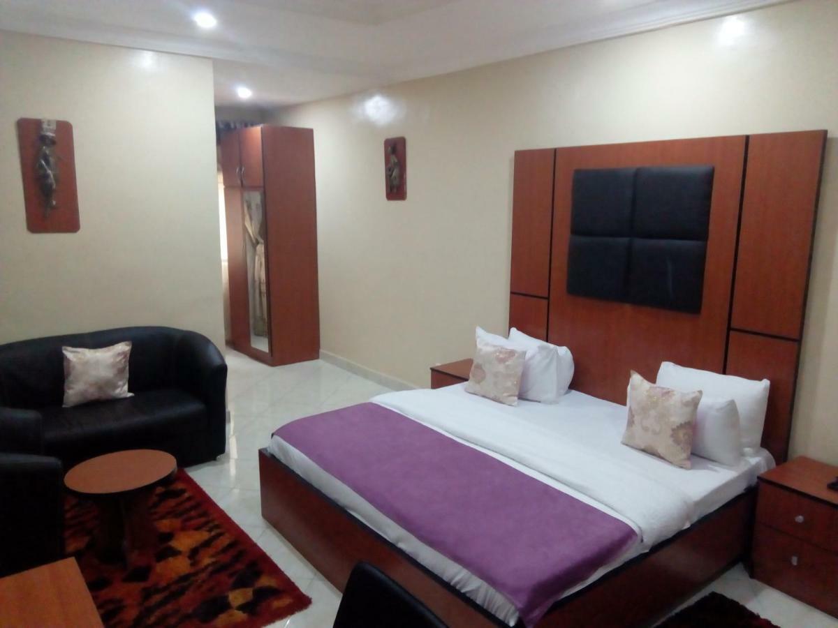 Limoh Suites Benin City Esterno foto