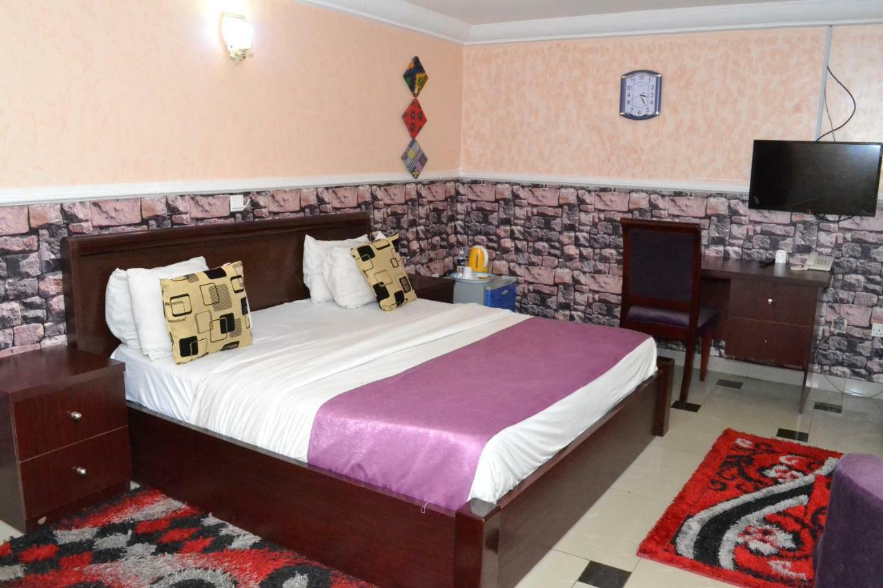 Limoh Suites Benin City Esterno foto