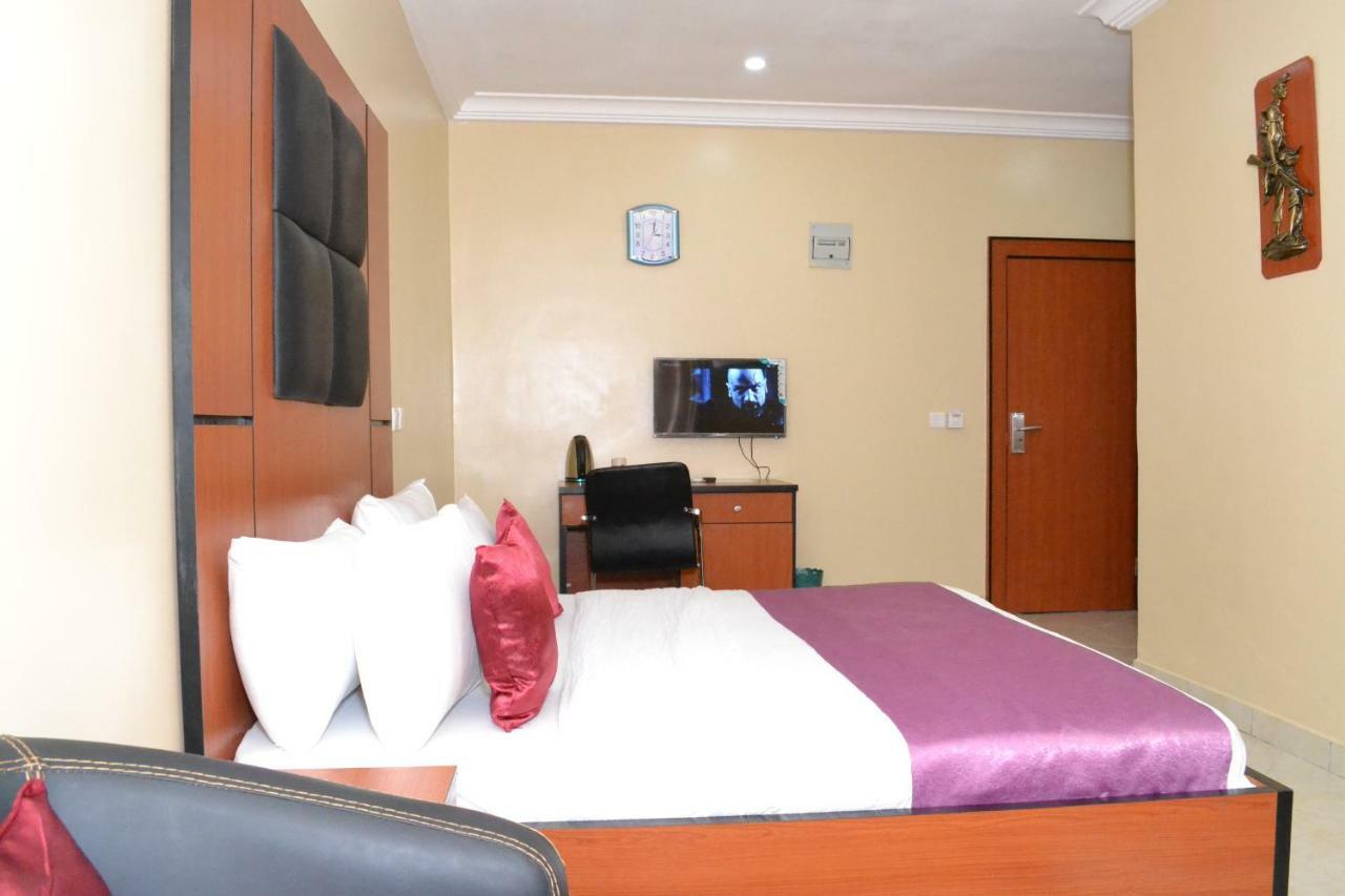 Limoh Suites Benin City Esterno foto