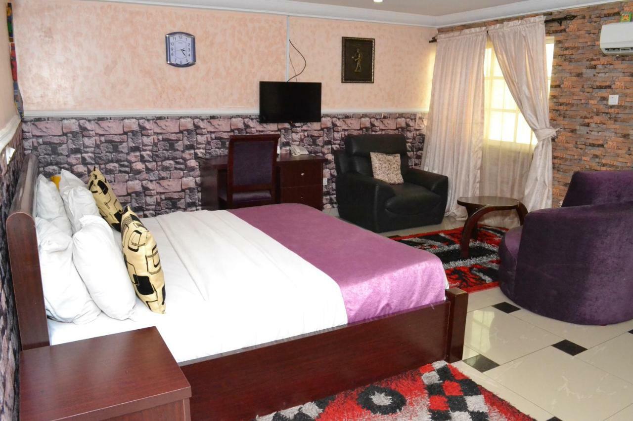Limoh Suites Benin City Esterno foto