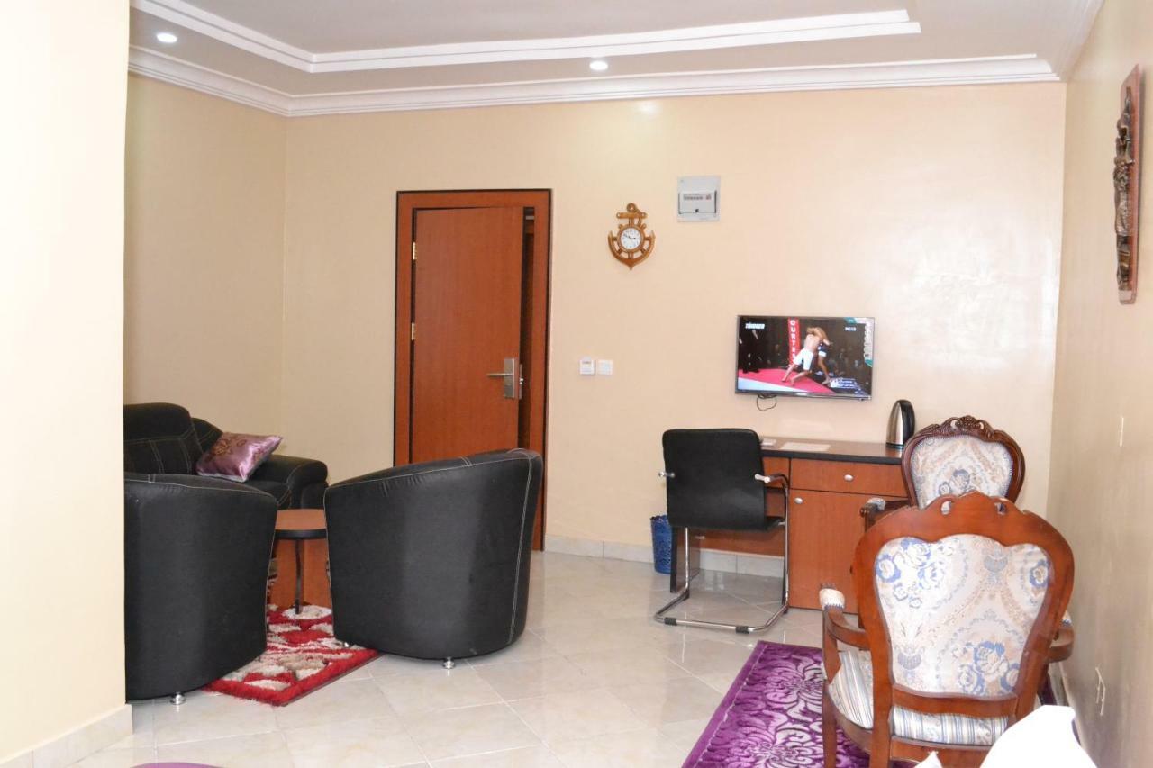 Limoh Suites Benin City Esterno foto