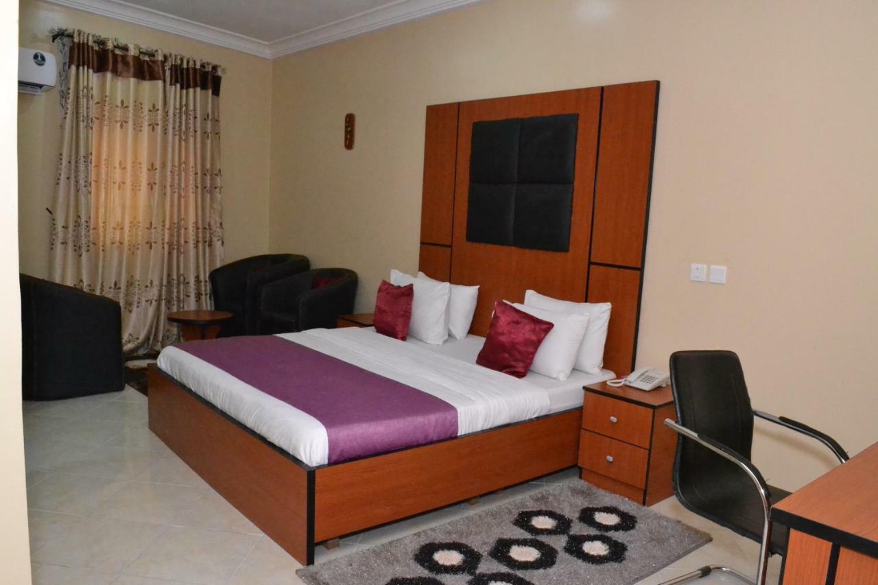 Limoh Suites Benin City Esterno foto