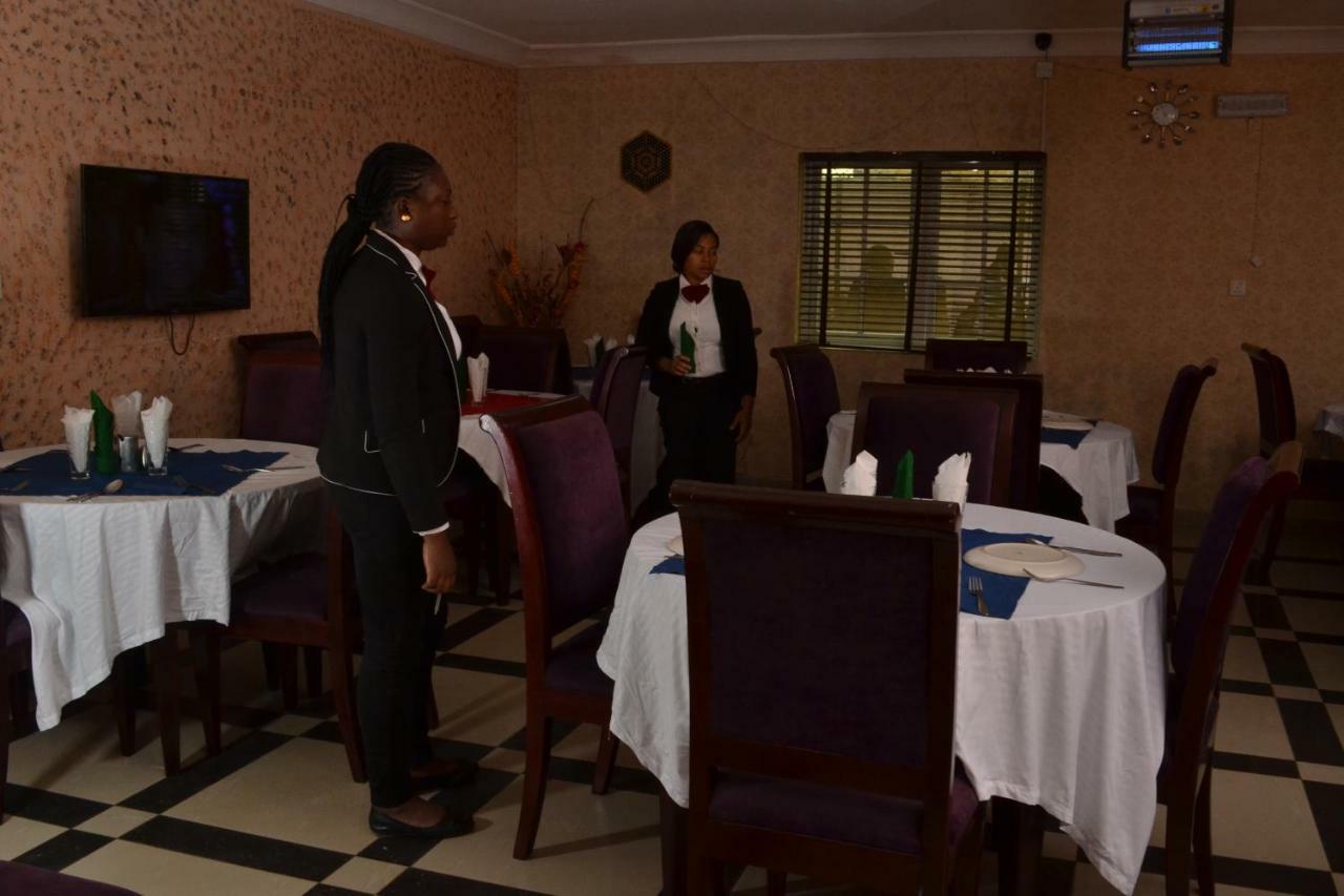 Limoh Suites Benin City Esterno foto