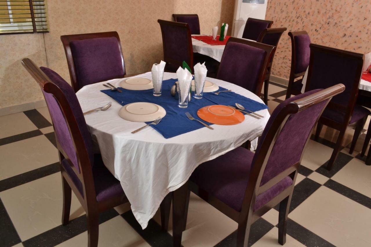 Limoh Suites Benin City Esterno foto