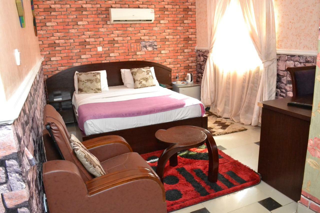 Limoh Suites Benin City Esterno foto