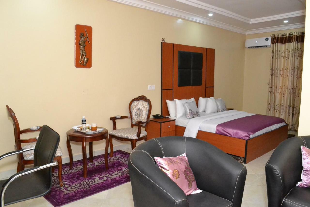 Limoh Suites Benin City Esterno foto