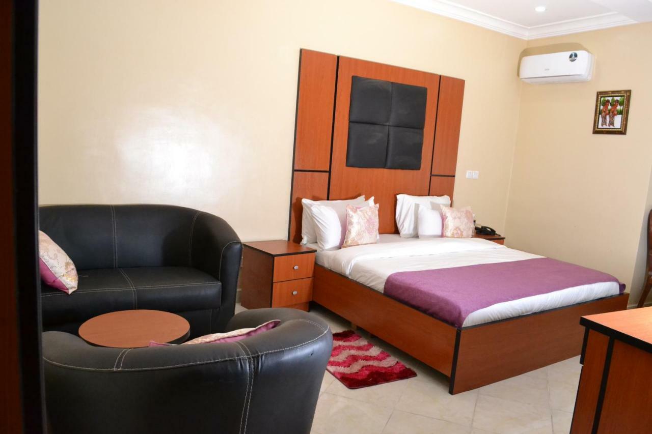 Limoh Suites Benin City Esterno foto