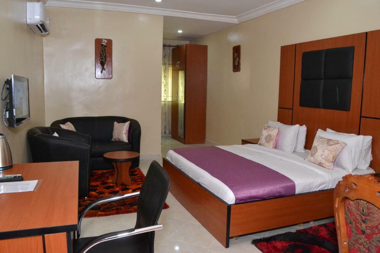 Limoh Suites Benin City Esterno foto