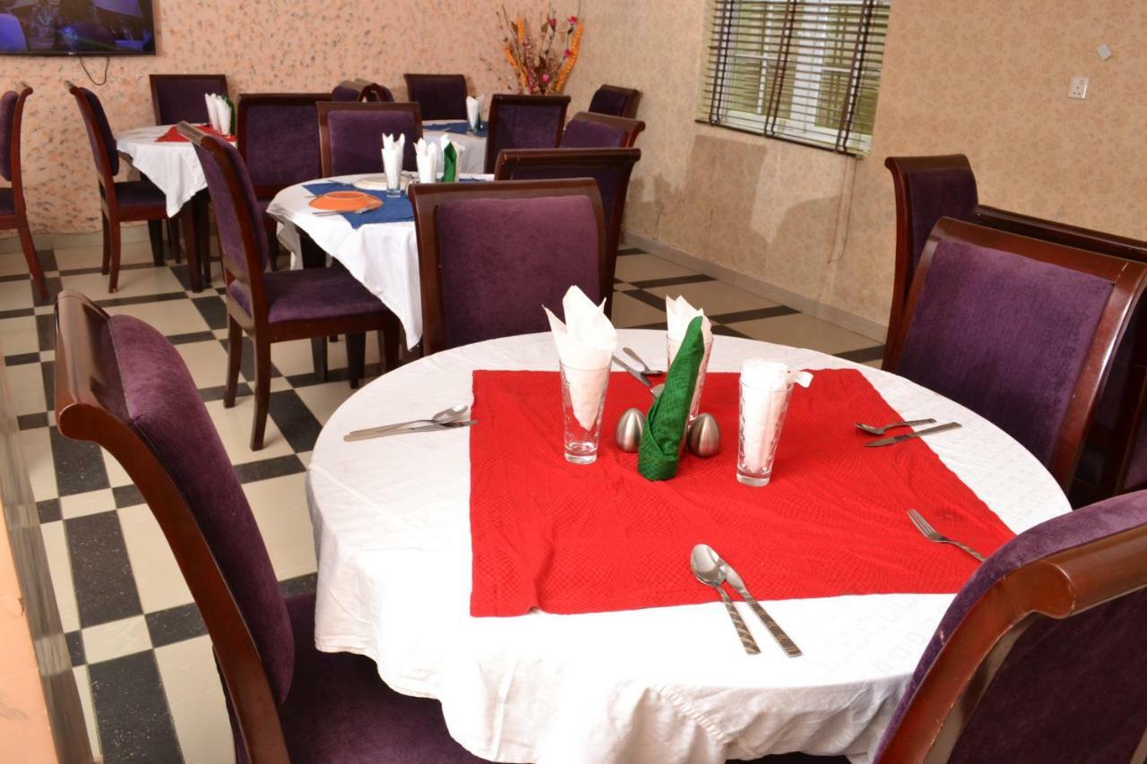 Limoh Suites Benin City Esterno foto