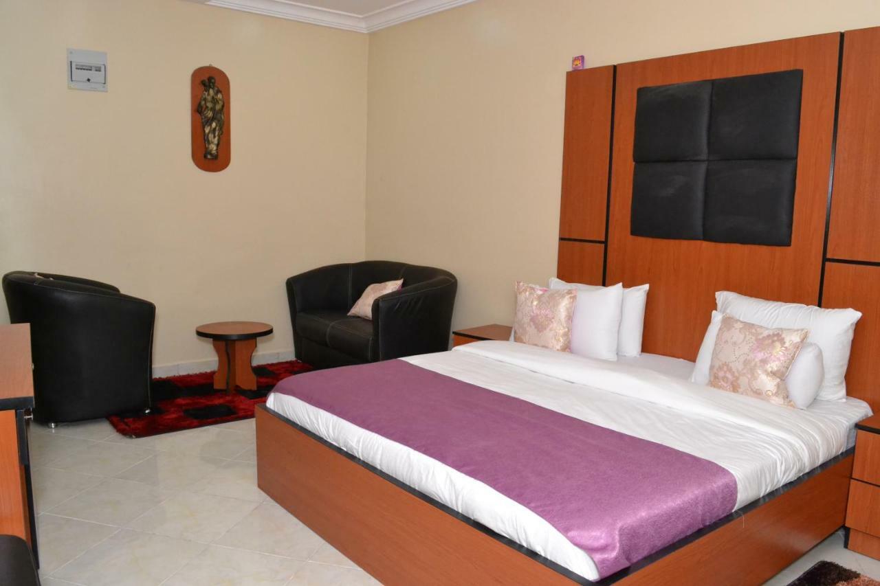 Limoh Suites Benin City Esterno foto